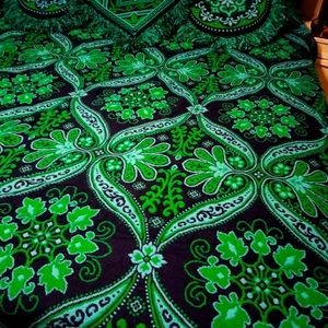 King size beautiful quilt with three throw pillows